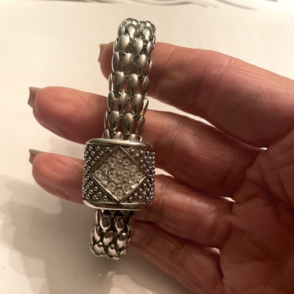 Women’s magnetic silver bracelet with diamond chips.